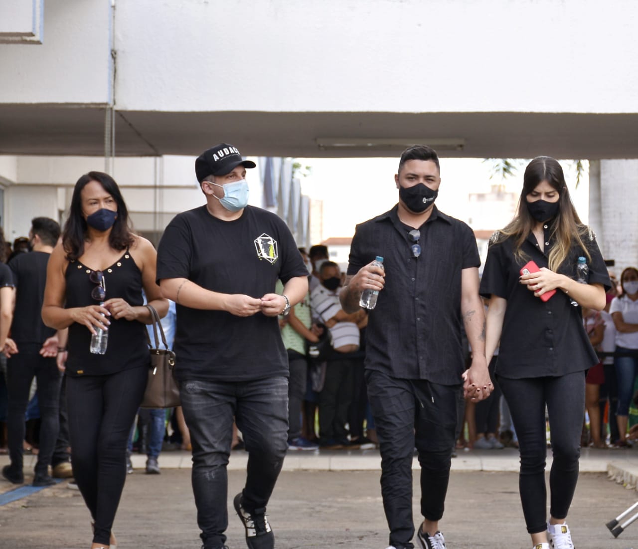 Zezé Sob aplausos e cantos, corpo de Francisco Camargo é enterrado em GoiâniaCamargo e Wanessa Camargo chegaram às 11h20 com Helena Camargo, viúva de Francisco. Todos os demais filhos também estiveram presentes no local, menos Luciano Camargo, que cumpre quarentena em São Paulo após testar positivo para Covid-19. O cantor de pronunciou nas redes sociais. 