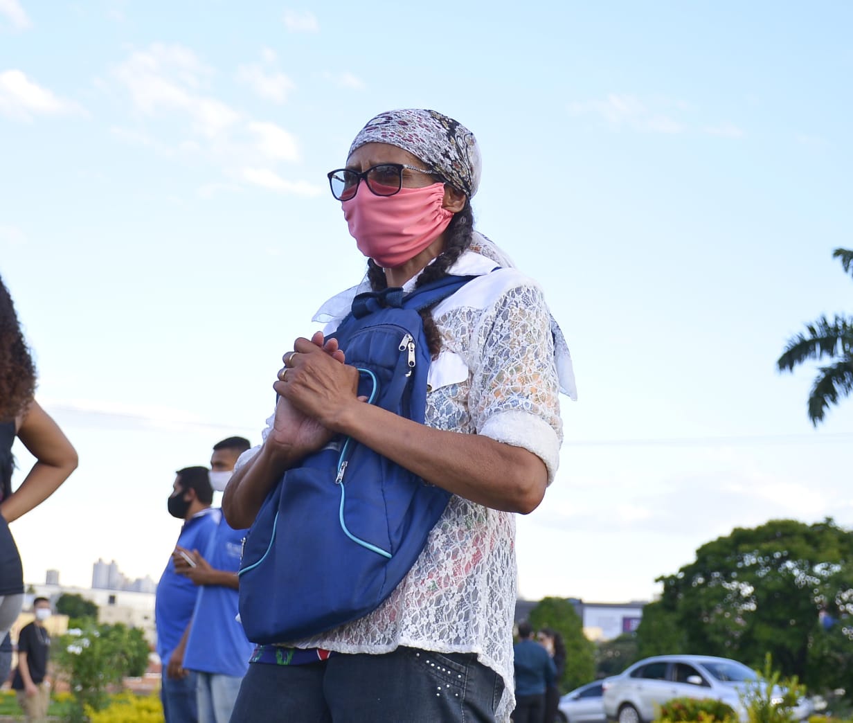 Sob aplausos e cantos, corpo de Francisco Camargo é enterrado em Goiânia