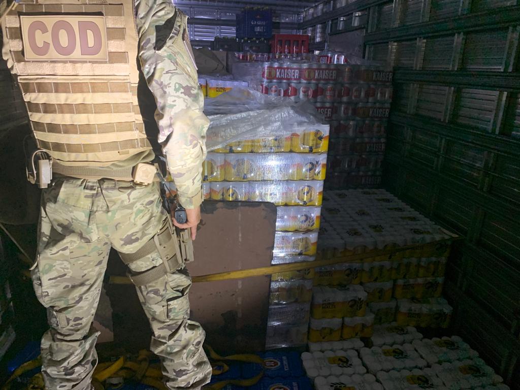Policiais apreendem carregamento de cerveja com nota fiscal falsa, em Padre Bernardo