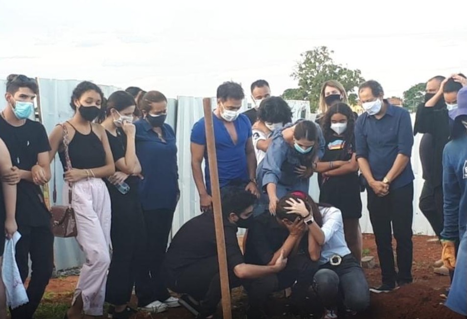 Site divulga fotos do sepultamento de Francisco Camargo, em Goiânia