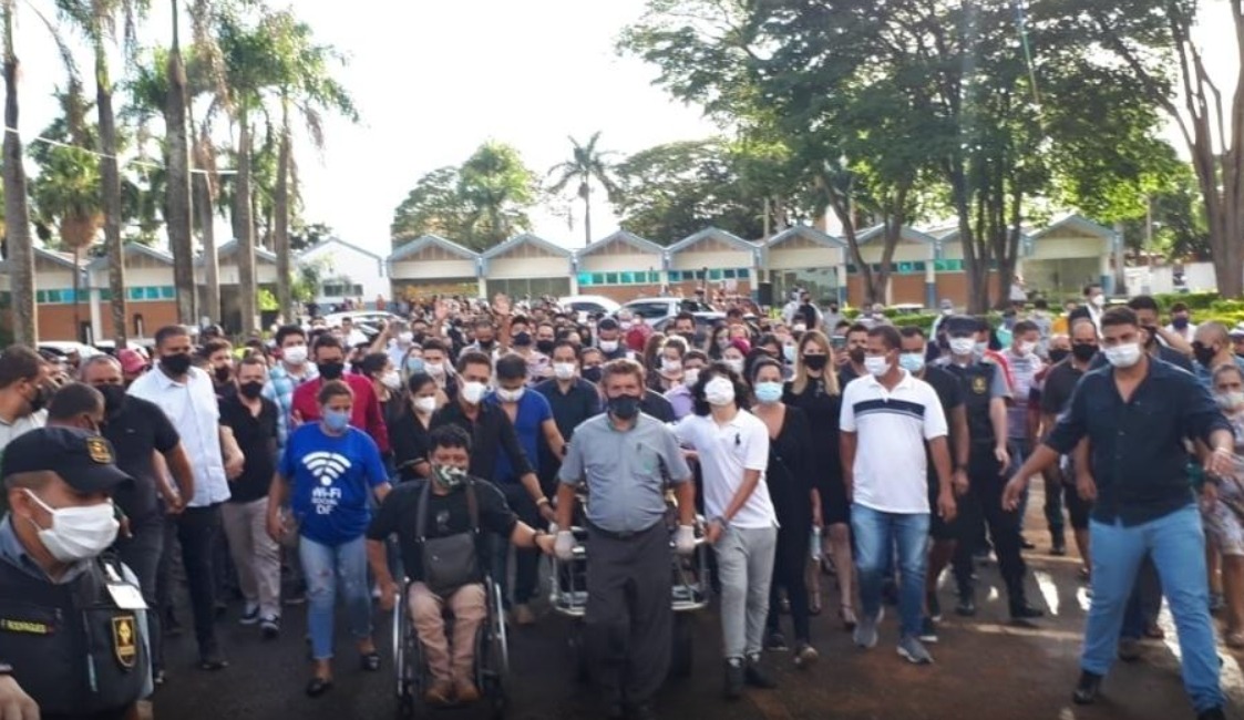 Site divulga fotos do sepultamento de Francisco Camargo, em Goiânia
