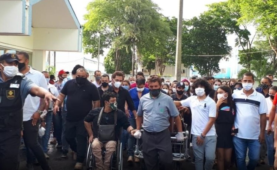 Zeze di Camargo e Luciano Francisco Francisco Camargo Zeze di camargo e Luciano Fotos do sepultamento de Francisco Camargo são divulgadas; confira