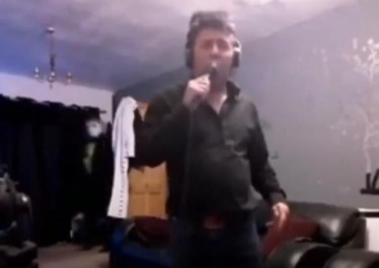 Cover de Elvis Presley é preso no meio de uma live por violência doméstica - Holland