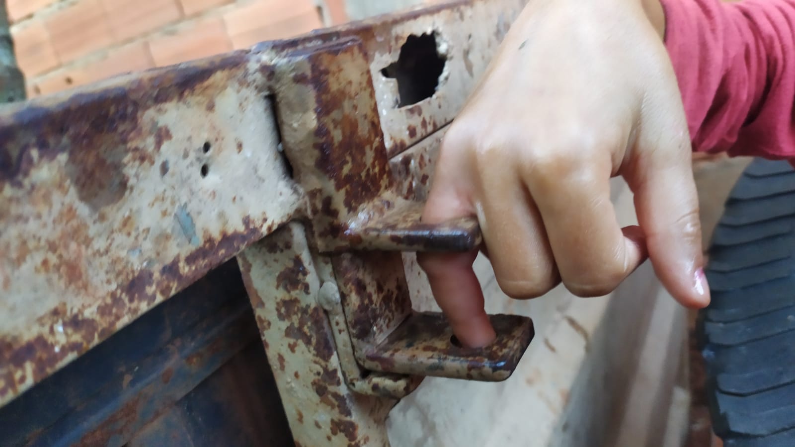 Bombeiros resgatam criança que ficou com o dedo preso em carretinha