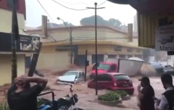 Em São Paulo, enxurrada arrasta mais de 20 veículos e derruba caminhão; vídeo