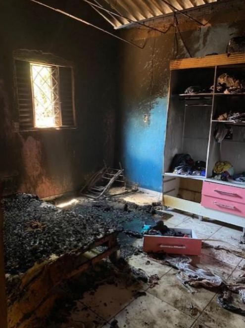 Policiais salvam crianças de casa incendiada no Setor Vale dos Sonhos, em Goiânia