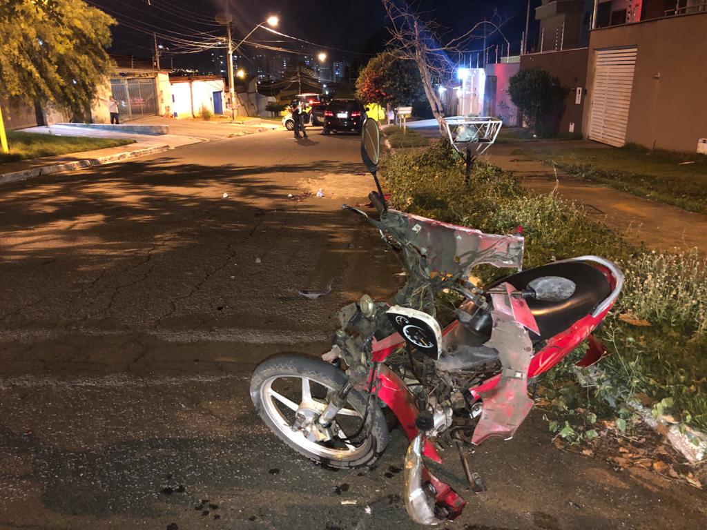 Colisão entre carro e moto deixa jovem gravemente ferido em Goiânia
