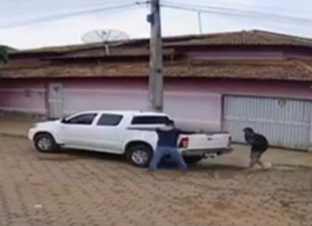 Vítima foi chamada na porta de casa, onde também foi alvo de disparos de arma de fogo (Foto: reprodução)