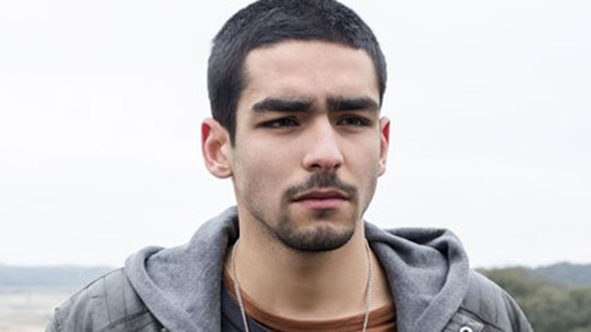 Omar Ayuso ator de Elite da Netflix posta foto nu e posa como toureiro