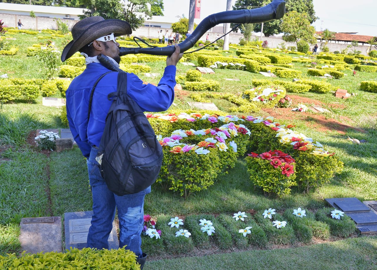 Homenagem do berranteiro ao cantor Leandro (Foto: Jucimar de Sousa/Mais Goiás)