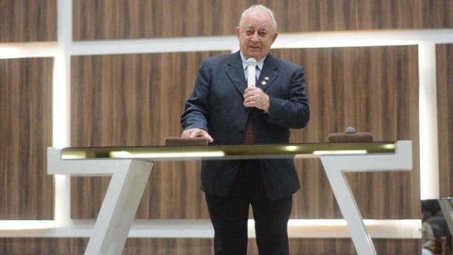 O presidente da Assembleia de Deus Ministério Fama, Bispo Abigail Carlos de Almeida, morreu, aos 85 anos, na madrugada desta domingo (8/11) (Foto: reprodução)