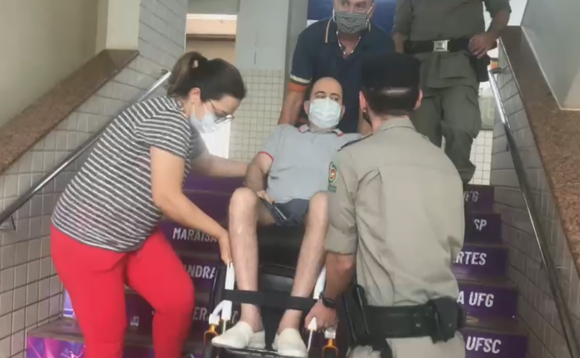 Cadeirante, advogado precisou ser carregado para acessar seção eleitoral e também para voltar ao térreo. Segundo ele, situação foi humilhante (Foto: reprodução/Arquivo pessoal)