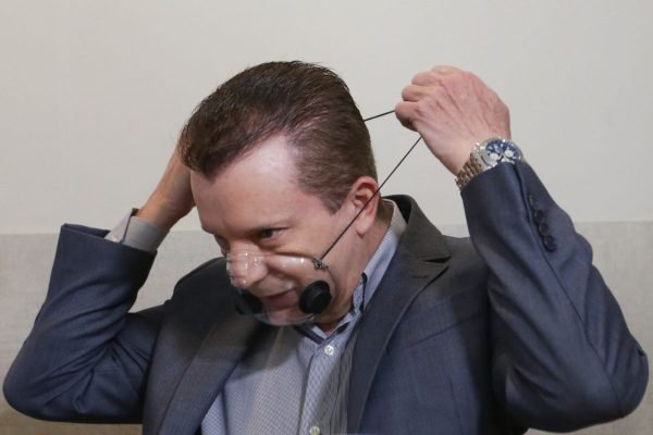 Em alta nas pesquisas e vendo surgir no horizonte a chance de vencer no primeiro turno, o prefeito Bruno Covas (PSDB) deixou o tom neutro e partiu para o ataque contra Celso Russomanno (Republicanos), durante o debate promovido pelo jornal O Estado de S. Paulo, realizado na manhã desta terça-feira (10). Enquanto isso, o candidato do Republicanos, Guilherme Boulos (PSOL) e Márcio França (PSB) trocaram ataques numa estratégia para conseguir a outra vaga para o segundo turno. Logo no início do debate, Covas aproveitou para atacar Russomanno. O candidato do Republicanos havia sido perguntado sobre suspeitas de corrupção em seu partido relacionada ao senador Flávio Bolsonaro (Republicanos) e outros, e respondeu que os casos estavam na Justiça. Segundo pesquisa Ibope, a queda de Russomanno o beneficiou na corrida eleitoral. Covas lidera a disputa eleitoral de 2020 com 32% das intenções de votos, segundo a pesquisa divulgada na noite desta segunda-feira (9). Atrás dele seguem tecnicamente empatados em segundo lugar os candidatos Guilherme Boulos, com 13%, Celso Russomanno, com 12%, e Márcio França, com 10%. "O combate a corrupção deve unir todos os partidos políticos. É inaceitável que a gente tenha partidos políticos que passem a mão em cima da cabeça daqueles que cometem desvios e a gente finge que não olha só porque é companheiro do mesmo partido", disse Covas para Russomanno, em um comentário à resposta do candidato, citando ainda uma pessoa expulsa do partido devido a uma suposta ligação com o crime organizado. Russomanno, então, rebateu citando casos de corrupção do PSDB. "Precisamos de fato separar o joio do trigo, agora a gente precisa de explicações do Rodoanel, do Paulo Preto, que continuam sendo defendidos pelo PSDB". Covas vem evitando polêmicas ao longo da campanha, focando muito na própria história, que inclui o enfrentamento a um caso grave de câncer. Contra outros candidatos, Covas não adotou o mesmo tom, e na maioria das vezes respondeu questionamentos e críticas apresentando dados da gestão. Acuado, Russomanno chegou a se exaltar com o candidato do Patriota, Arthur do Val, o Mamãe Falei. Arthur citou gastos de Russomanno, como R$ 5 mil por mês com combustível e R$ 4 mil com telefone. "Até sushi o senhor paga com o nosso dinheiro", disse. O candidato do Republicanos rebateu com aparentando nervosismo. "Você era um bebê, quando eu comecei a defender o consumidor. Por sinal, para começar comigo, você primeiro precisa ter presença na Assembleia Legislativa, porque seu apelido lá é 'mamãe faltei", disse, afirmando que gasta dinheiro para atender as pessoas. "Você não é nada, começou agora na política". Arthur fez sua tréplica afirmando que Russomanno teria tomado um Redbull nos bastidores. O deputado do Patriota novamente alfinetou Russomanno por não ter cadastro na OAB (Ordem dos Advogados no Brasil. Russomanno, novamente, se exaltou. "Eu nem fiz a prova porque eu sou jornalista, eu tenho dois cursos. Você deveria enfiar sua cabeça debaixo do rabo para entender o que que eu sou".