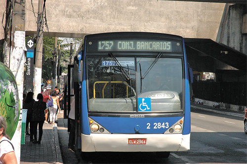 Cobrador de ônibus é filmado mostrando genitália a criança de 5 anos