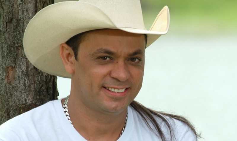 Frank Aguiar comemora harmonização facial e fim do cabelão: 'Estou a cara do Brad Pitt' Cantor passou por uma transformação