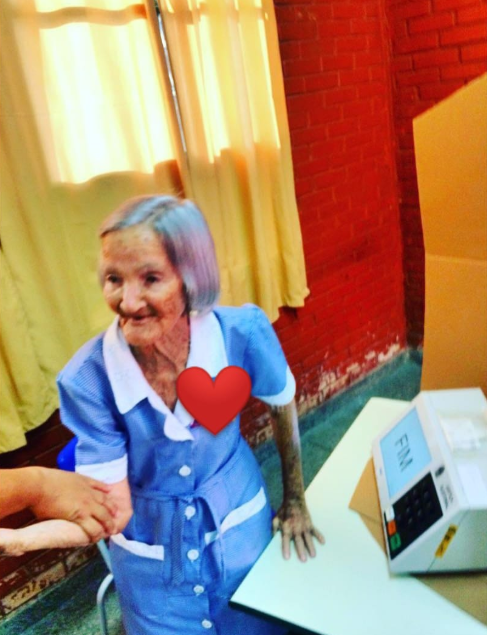 Dona Fiota feliz por votar em 2016 (Foto: Arquivo pessoal)