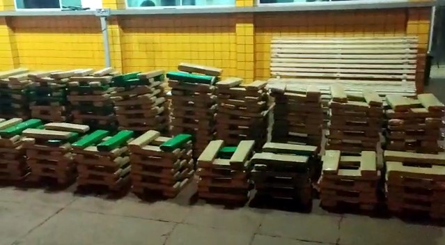 Jovem é preso com quase 800 quilos de maconha na BR-364, em Jataí