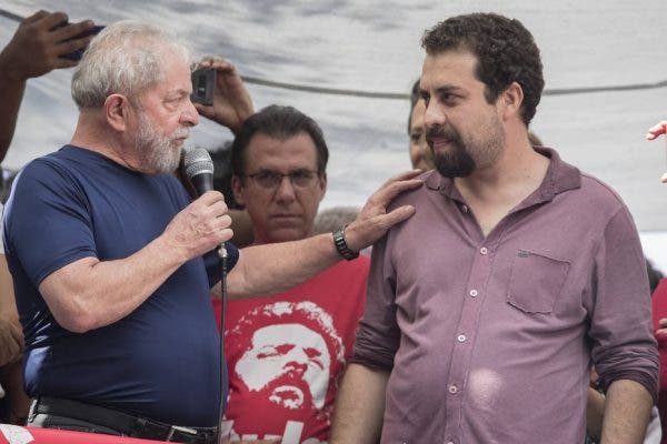 O ex-presidente Lula afirmou neste domingo (15) que a decisão do candidato Jilmar Tatto (PT) de se manter na disputa pela Prefeitura de São Paulo foi soberana. Na terça (10), o ex-deputado federal e ex-secretário de Transportes da capital paulista foi procurado pela presidente da legenda, Gleisi Hoffmann, para discutir a possibilidade de indicar voto em Guilherme Boulos (PSOL), o segundo colocado nas pesquisas de intenção de voto. "Ninguém poderia dizer o que ele deveria fazer. Era uma coisa dele", afirmou Lula em entrevista coletiva à imprensa, na Escola Estadual José Firmino Correia de Araújo, em São Bernardo do Campo (Grande SP). Ele chegou ao local às 8h05 deste domingo para votar. "O candidato [Tatto] disse: 'Eu vou continuar candidato, eu vou continuar candidato'. Isso era somente ele que poderia falar. Eu acho que foi uma atitude correta dela [Gleisi Hoffmann], de procurar o partido para discutir isso, e eu acho que foi uma atitude soberana dele de dizer que não ia retirar a candidatura." O candidato a prefeito de São Bernardo do Campo Luiz Marinho (PT), que acompanhava o ex-presidente mantendo distanciamento, sinalizou que participou da reunião e que os fatos relatados por Lula eram verdadeiros. Com 17% da preferência do eleitorado, segundo o Datafolha, Boulos tem mais do que o dobro de votos de Tatto, que alcançou 6% -e, portanto, mais chance de chegar ao segundo turno representando o campo da esquerda. "Algumas pessoas fizeram o movimento sem depender da direção do partido. Você tem intelectuais do partido, você tem figuras importantes do partido que fizeram documento de adesão ao Boulos bem antes da campanha começar, e nós temos que respeitar, porque as pessoas são livres para escolher os seus candidatos", disse Lula. O ex-presidente ainda afirmou que Gleisi Hoffman apenas cumpriu seu papel enquanto presidente do PT ao tentar demover Tatto. "Ela foi demandada, foi procurada, ela fez o que ela deveria fazer como presidente. Ela procurou quem? O candidato. E, segundo as informações, ela disse pro candidato que dependia única e exclusivamente dele", seguiu. A Folha de S.Paulo mostrou no sábado (14) que o estresse criado pelos apoiadores de Guilherme Boulos com o PT, pressionando o partido a desistir da campanha de Jilmar Tatto para apoiá-lo, deixou arestas -mas elas não devem impedir declaração de apoio de petistas ao psolista caso ele chegue ao segundo turno contra Bruno Covas (PSDB-SP). De acordo com integrantes da bancada de deputados do partido, os rumores de que algo assim poderia acontecer prejudicam não apenas Jilmar Tatto, mas os candidatos a vereador.