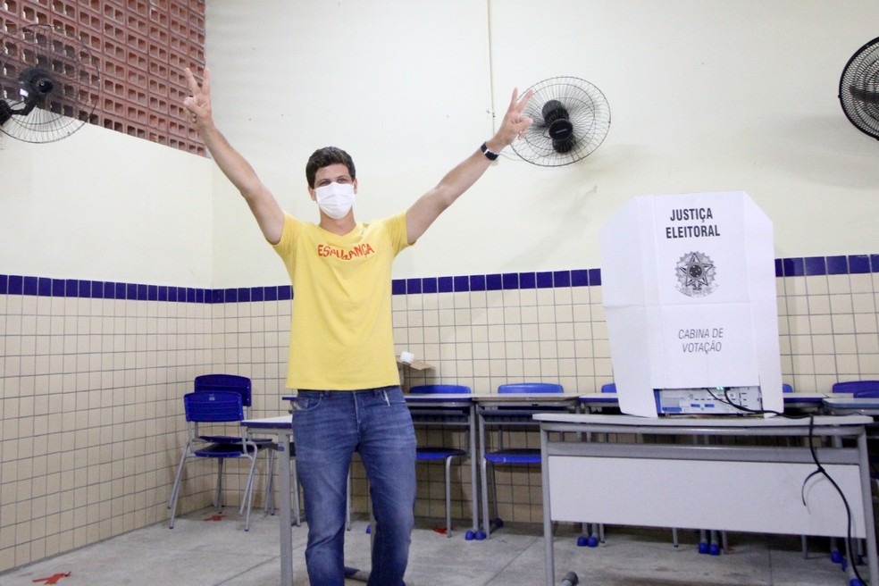 João Campos (PSB) vota no Recife em disputa acirrada com Marília Arraes (PT)