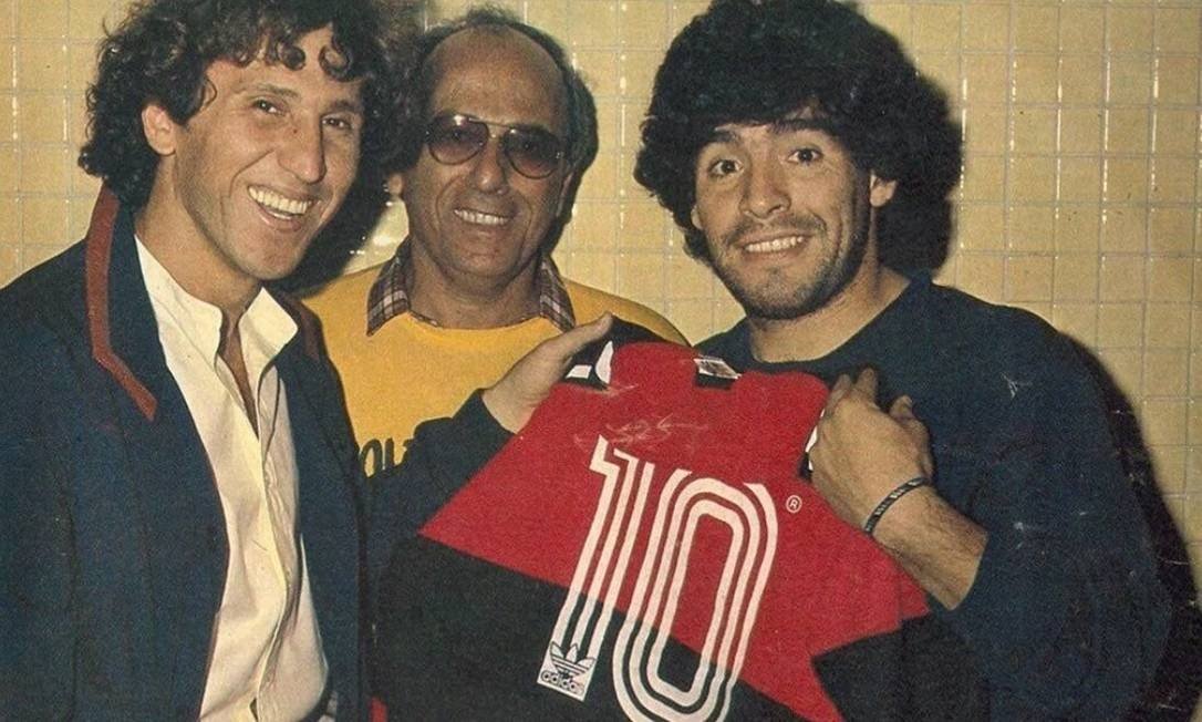 Maradona com Zico Foto: Reprodução
