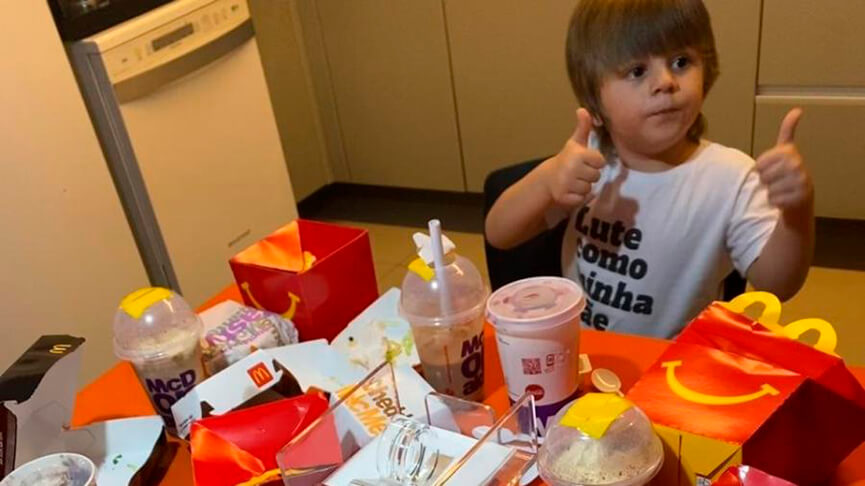 Menino de 3 anos gasta R$ 400 em lanches por delivery