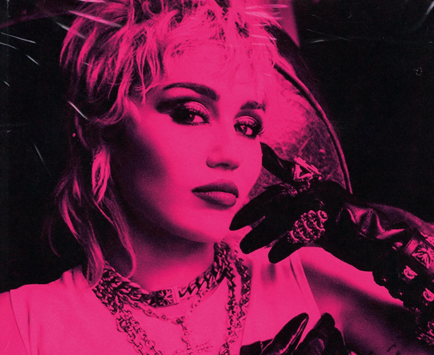 Miley Cyrus é a roqueira intensa que sempre quis ser em Plastic Hearts