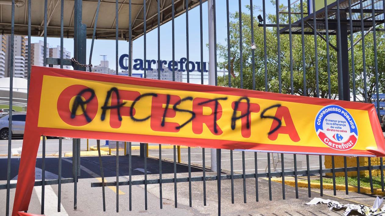 Acordo repara danos pela morte de cliente espancado em loja do grupo Carrefour terá de pagar mais de 800 bolsas para estudantes negros