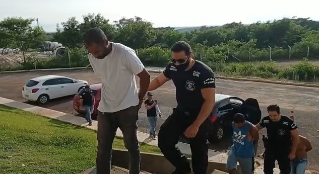 Três pessoas foram presas suspeitas de matarem um suposto traficante após uma delas ser ameaçada por conta de dívida de drogas, em Anápolis. (Foto: reprodução)