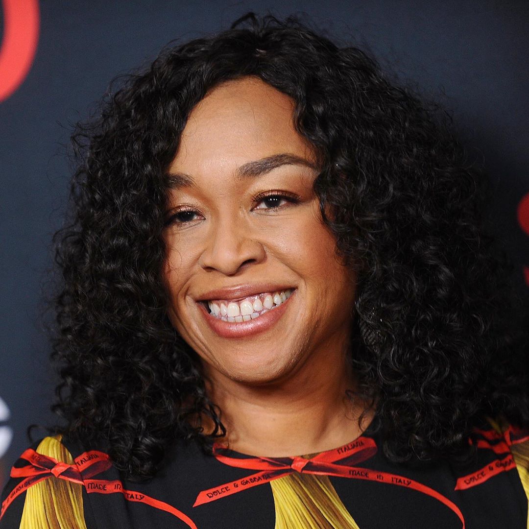 Série de Shonda Rhimes na Netflix promete drama gay na nobreza da Inglaterra