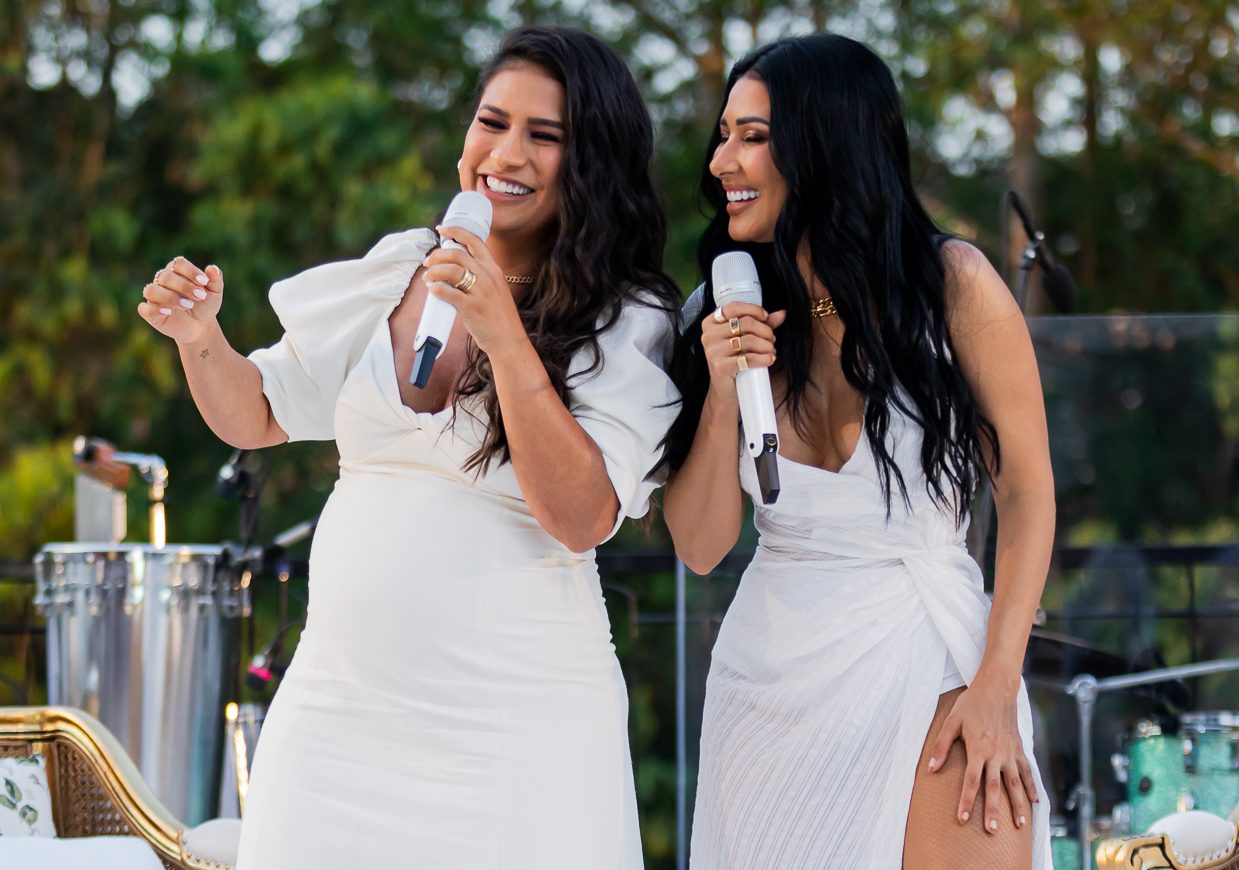 Coleguinhas Simone e Simaria misturam piseiro e sertanejo em novo trabalho, Debaixo do Meu Telhado