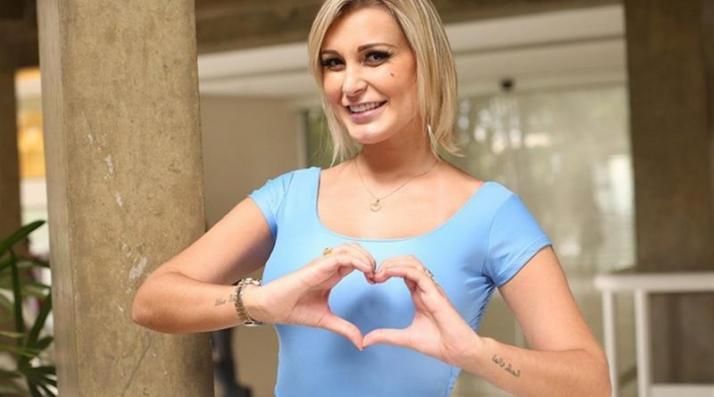 Andressa Urach estuda propostas para fazer propaganda de calcinha e cervejaria