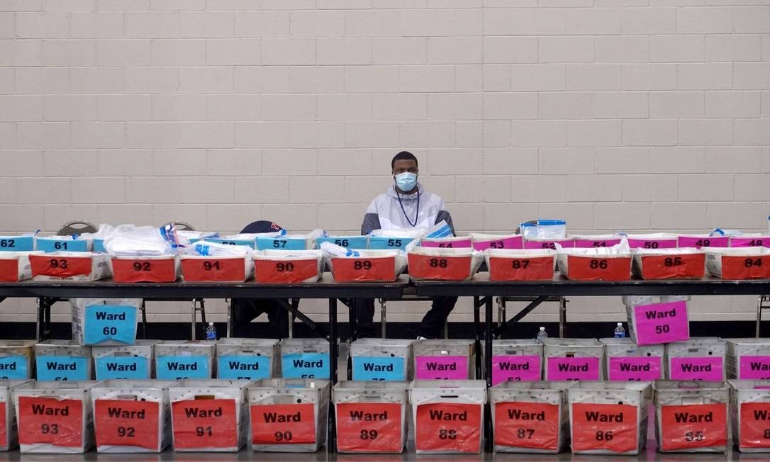 Funcionários eleitorais durante recontagem em Milwaukee, no Wisconsin (Foto: SCOTT OLSON / AFP 20-11-20)