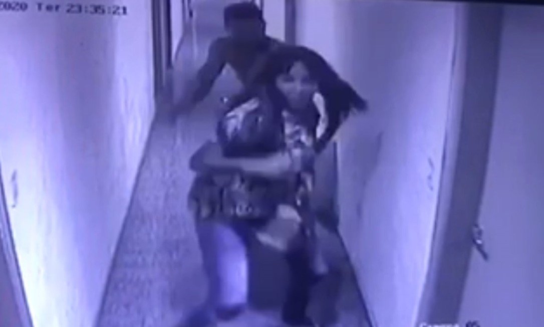 Cantora gospel fala da agressão sofrida pelo marido em casa: 'Ele disse que me jogaria escada abaixo'