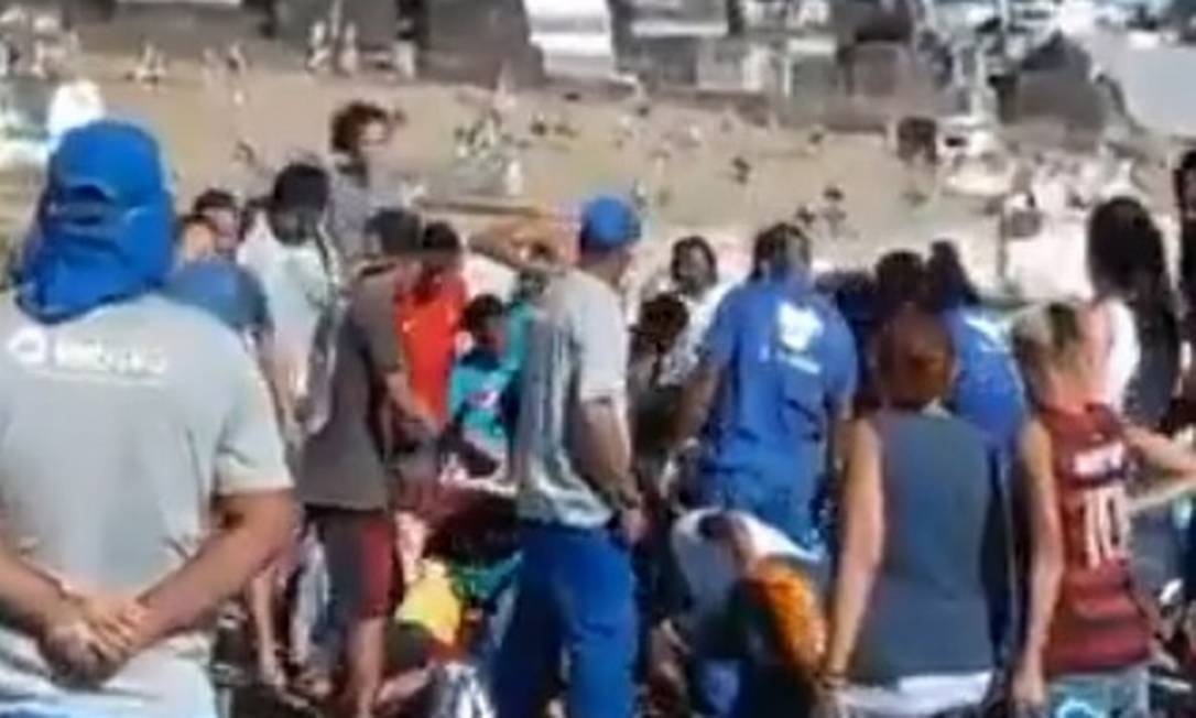 Multidão disputa dinheiro de oferenda em cemitério no Rio; vídeo