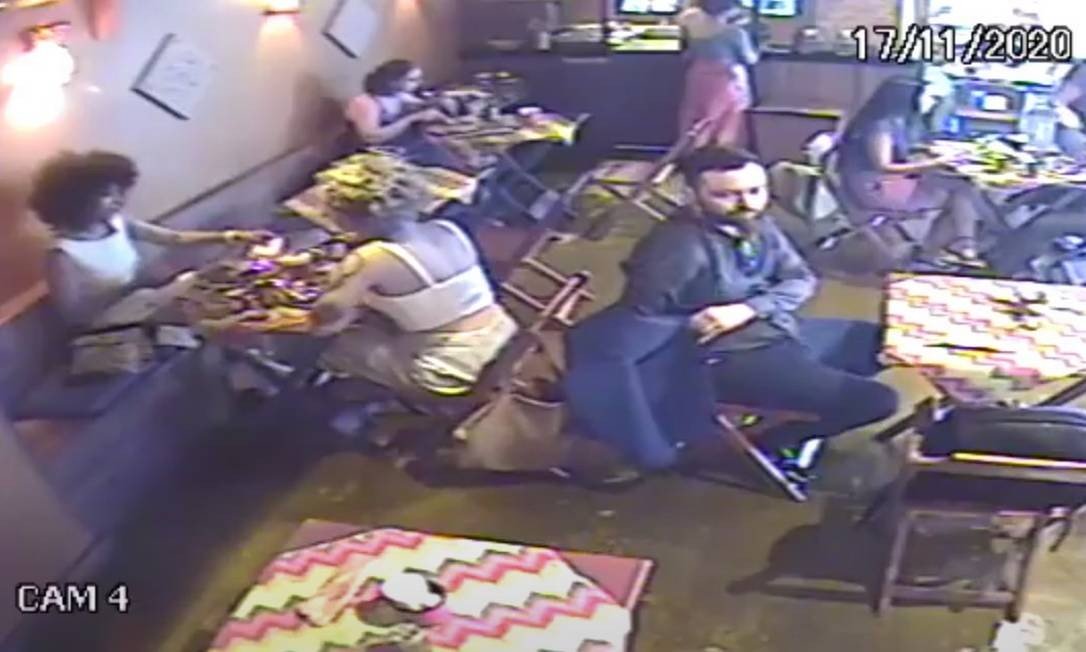 Um homem utilizou um blazer para furtar um celular e gerou prejuízo de R$ 30 mil após acessar app de bancos. (Foto: reprodução)