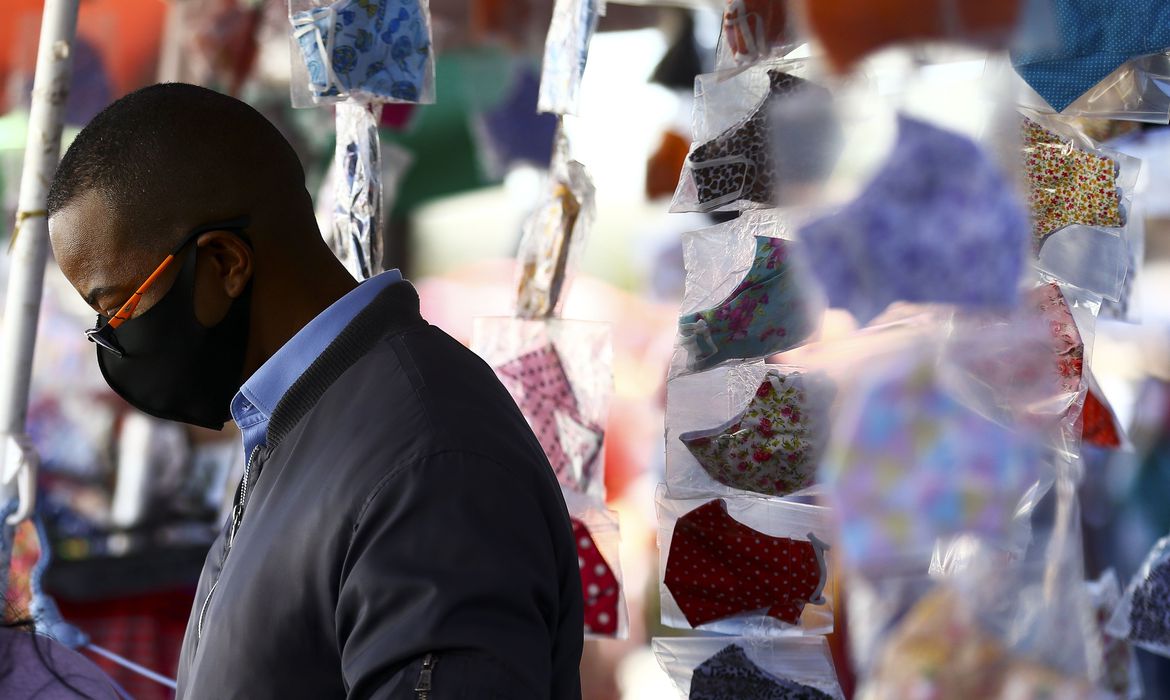 Empresários do Amazonas assinam termo para manter lojas abertas