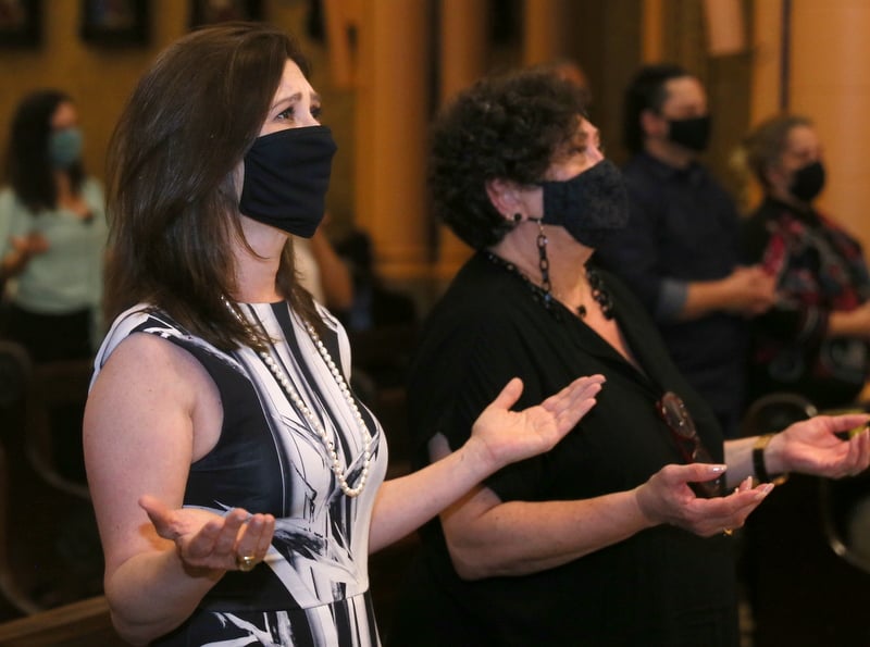 Amigos e familiares se reúnem em missa de sétimo dia de Nicette Bruno; fotos