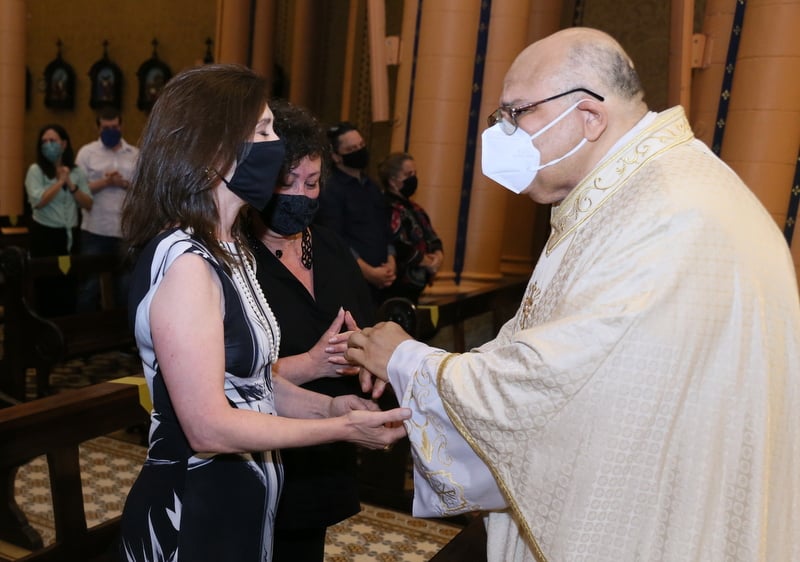 Amigos e familiares se reúnem em missa de sétimo dia de Nicette Bruno; fotos