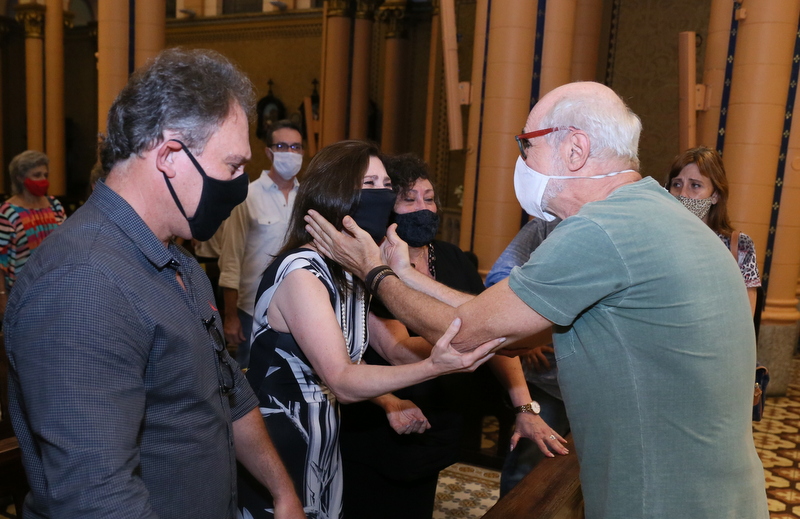 Amigos e familiares se reúnem em missa de sétimo dia de Nicette Bruno; fotos