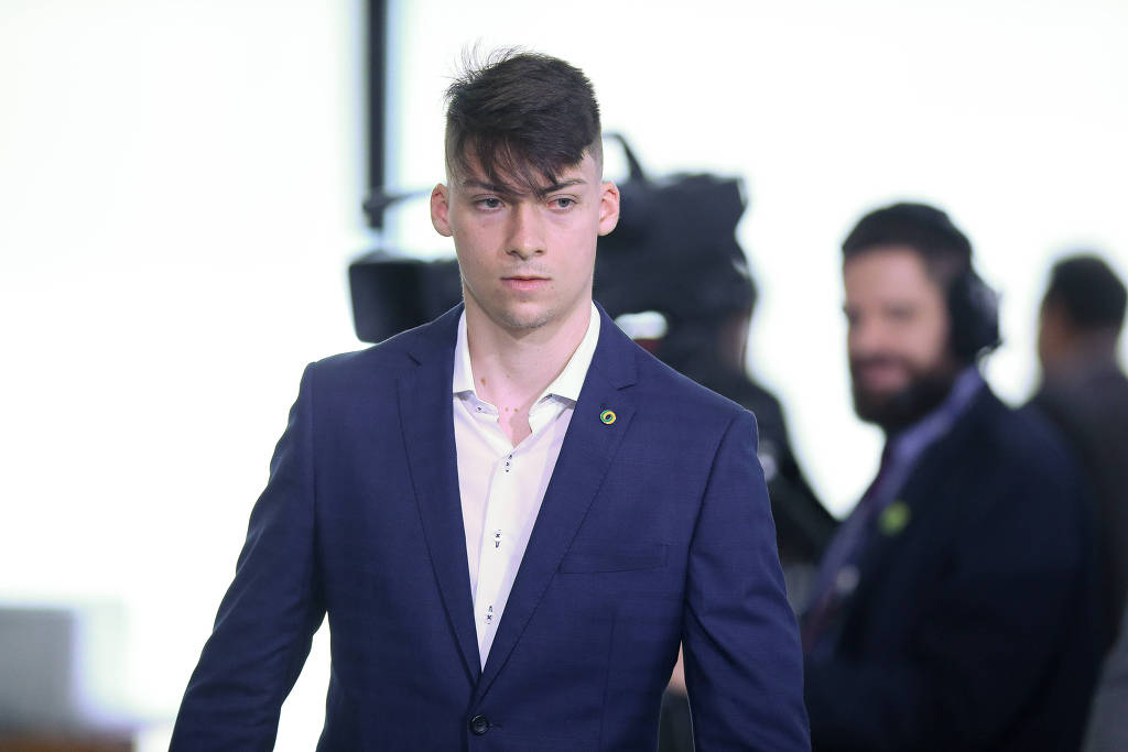 Polícia Civil apreende celular, HD e anotações de Jair Renan Bolsonaro buscas contra o 04 em investigação sobre suposta lavagem de dinheiro