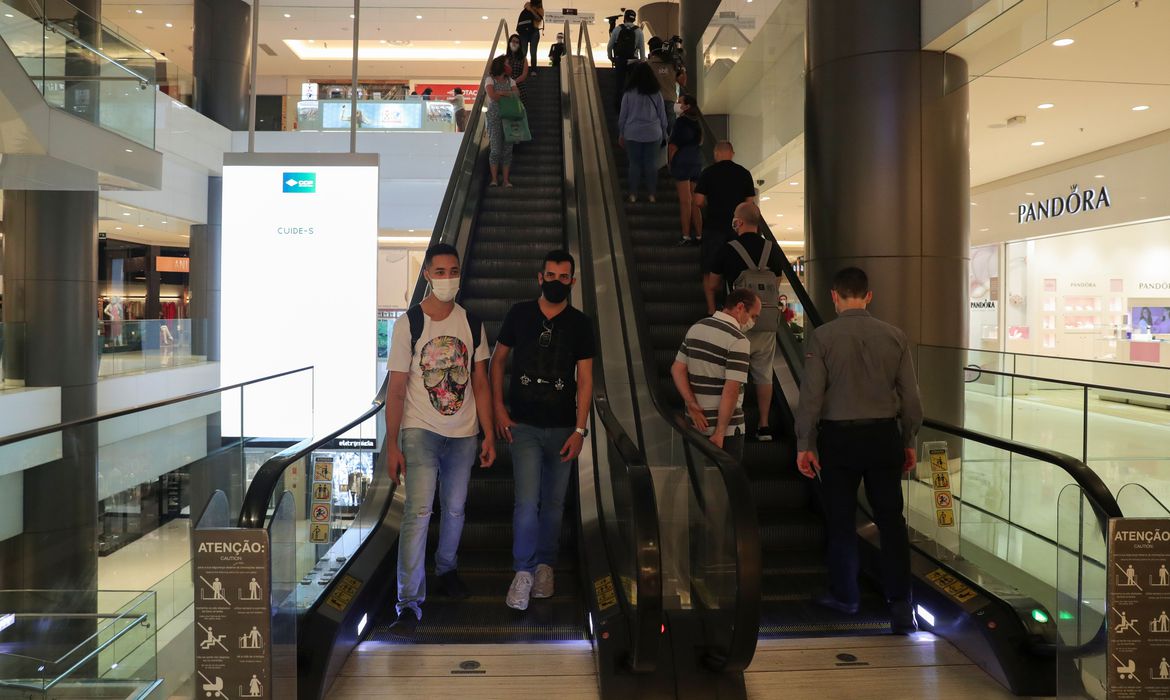 O balanço divulgado nesta segunda-feira (21) pelo Ministério da Saúde registra 25.019 novos casos de covid-19 nas últimas 24 horas. (Foto: Amanda P./Reuters)