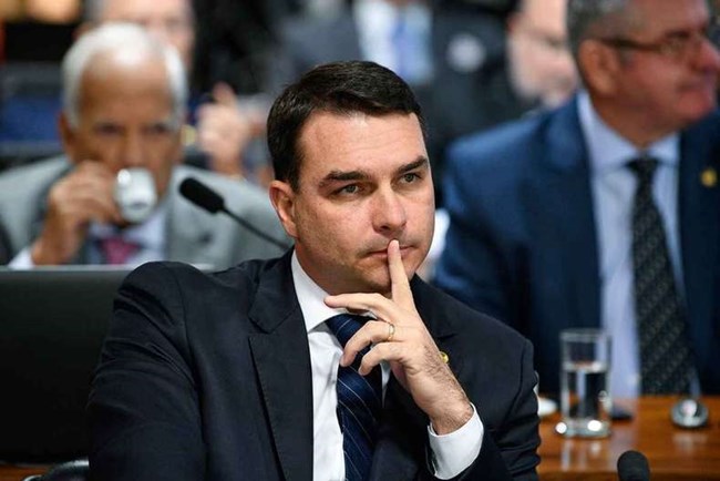 Reportagem da Época revelou que senador estaria sendo beneficiado por relatórios da Abin para defesa no caso Queiroz (Foto: Agência Brasil)