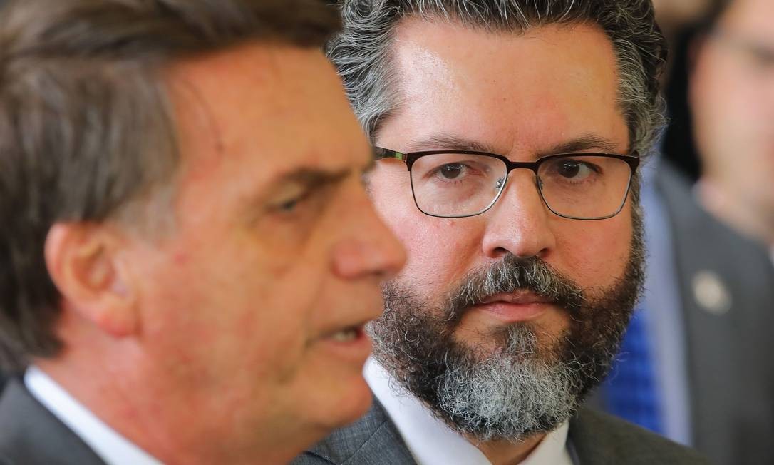 Ex-ministro Ernesto Araújo critica postura de Bolsonaro em relação a Rússia