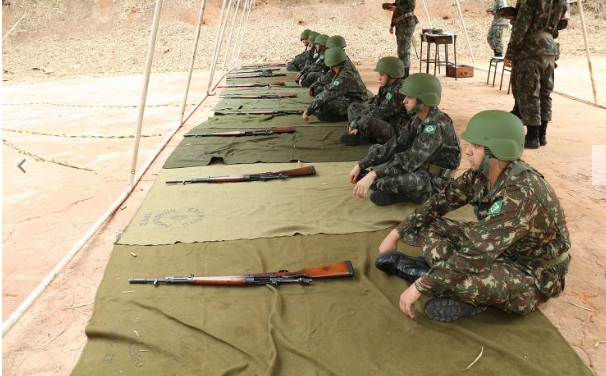 Membros do tiro de guerra de americana recebem treinamento em armas (Foto: Tiro de Guerra de Americana no Facebook)