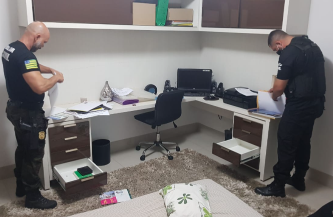 Policiais civis cumprem mandado de busca e apreensão em Piracanjuba (Foto: Polícia Civil)