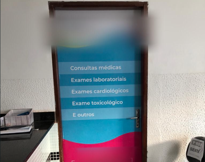 Totem da clínica supostamente usada para lesar a prefeitura de Piracanjuba (Foto: Polícia Civil)