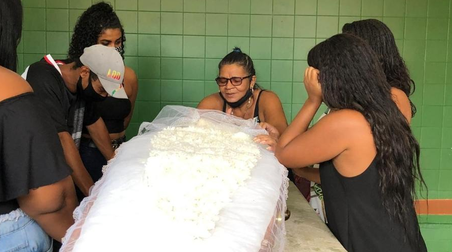 Marlene Alves Franzino participa de velório do filho, o morador de rua Carlos Eduardo Pires de Magalhães, que morreu dentro de uma padaria da zona sul do Rio de Janeiro. Enterro ocorreu nesta quarta-feira (2), no Cemitério Olinda, em Nilópolis (Imagem: Herculano Barreto Filho/UOL)