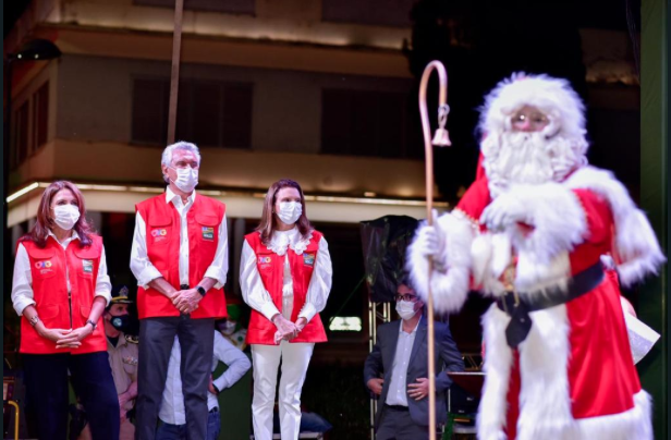 Governador Ronaldo Caiado, primeira-dama Gracinha Caiado e Addryana Caiado, da OVG, acompanhados do papai Noel (Foto: Governo de Goiás)