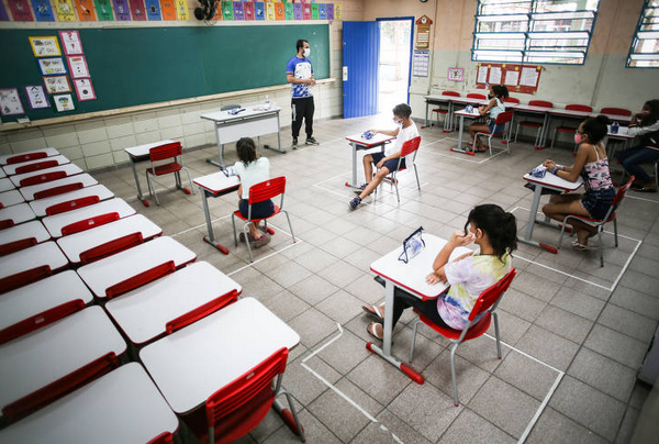 Alunos sem internet ou dificuldades de aprendizado voltam às aulas presenciais na 2ª