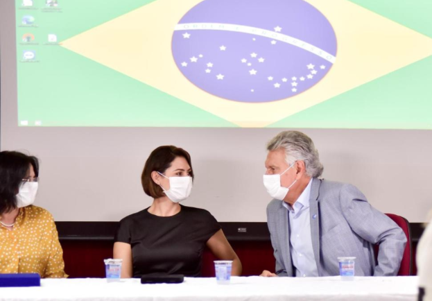 Ministra Damares, primeira-dama Michelle e Caiado juntos na manhã deste sábado. (Foto: Governo do Estado)